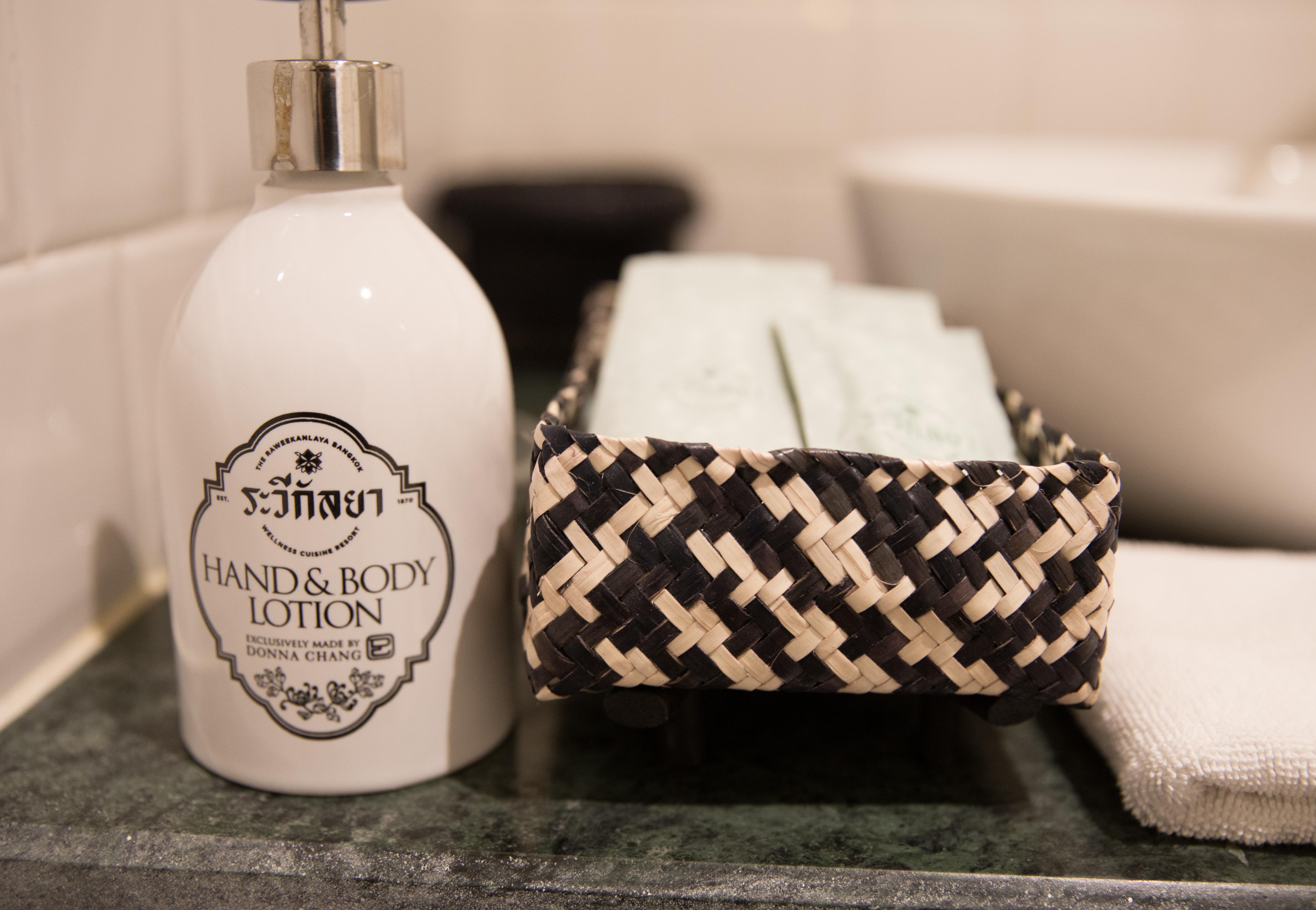 The Raweekanlaya Bangkok Kültér fotó Soap and lotion