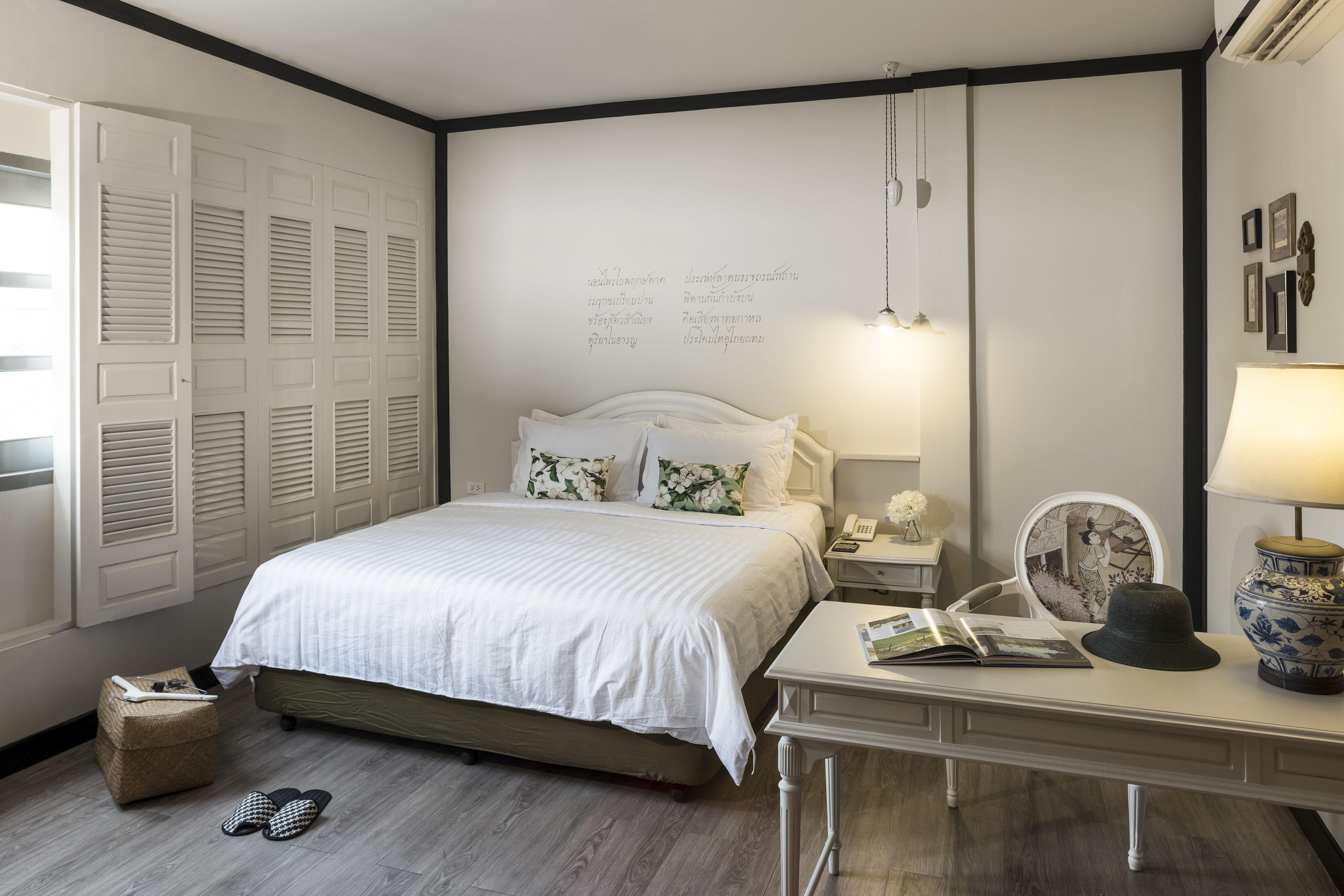 The Raweekanlaya Bangkok Kültér fotó A bedroom at The Library