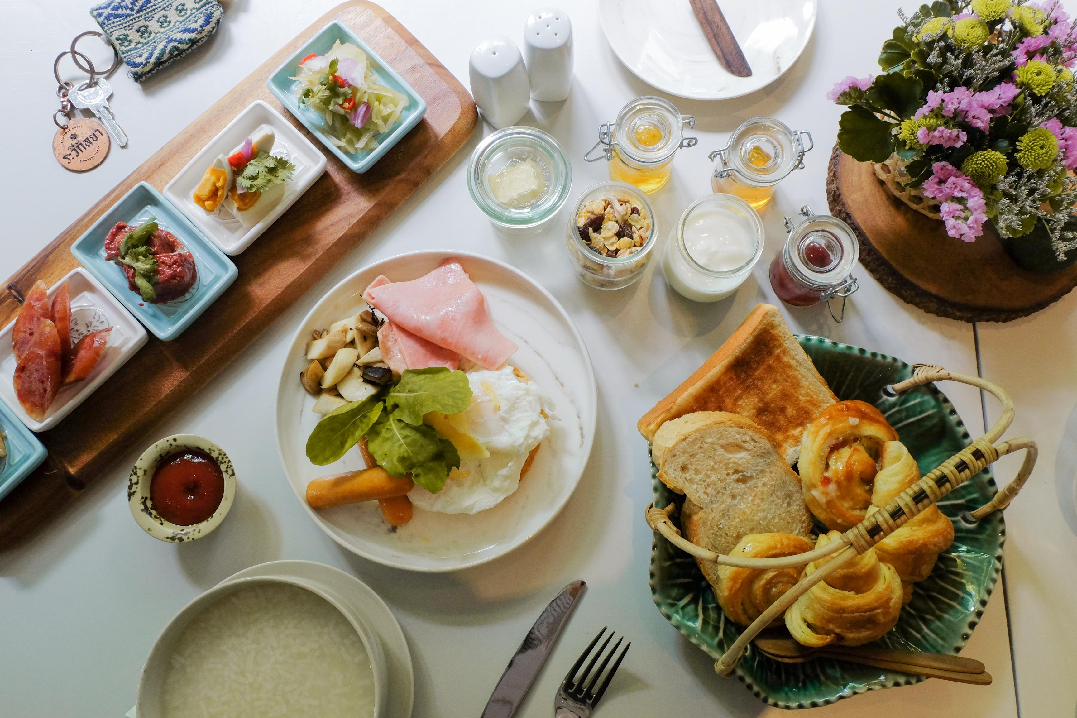 The Raweekanlaya Bangkok Kültér fotó A typical breakfast at the hotel