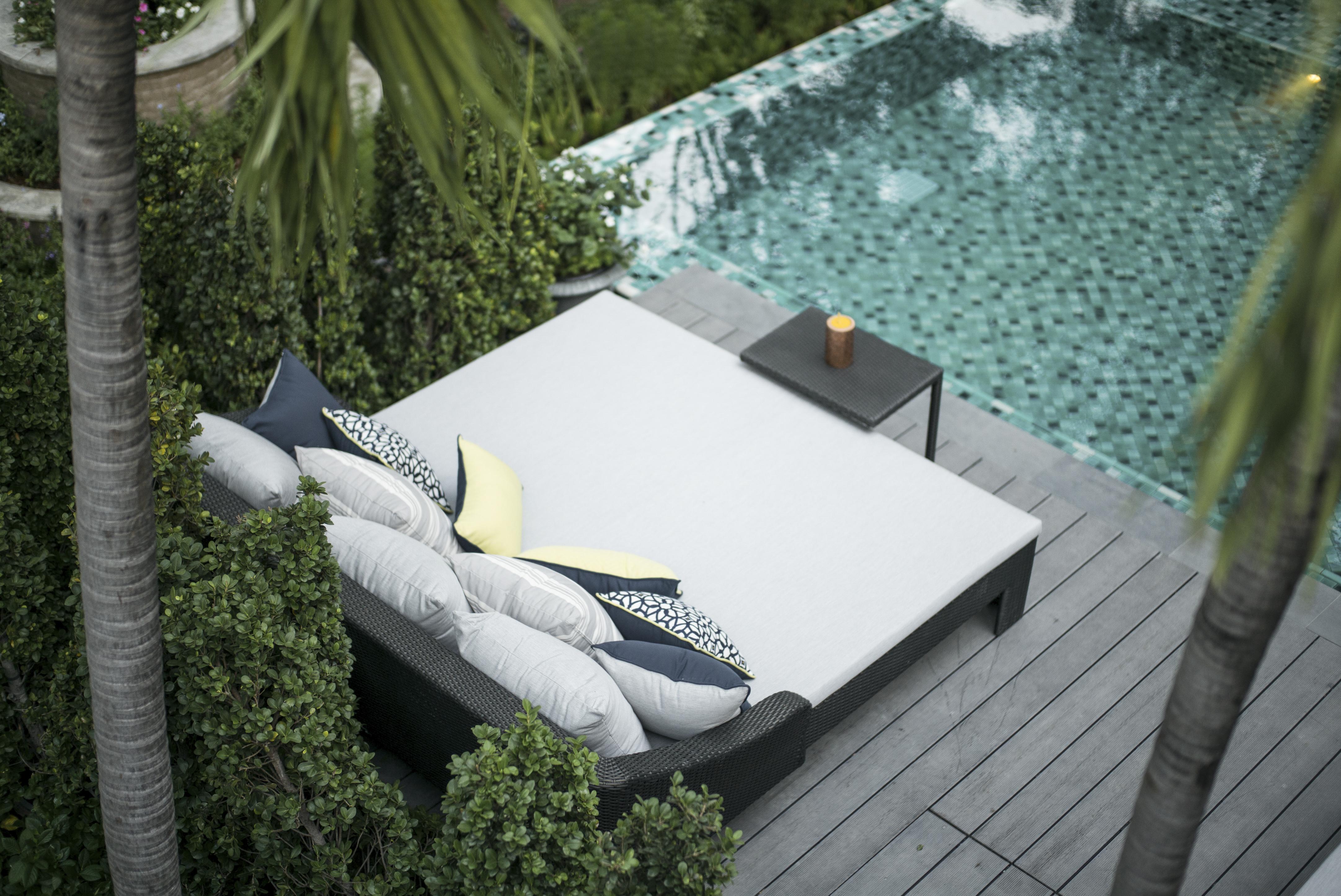 The Raweekanlaya Bangkok Kültér fotó A poolside daybed