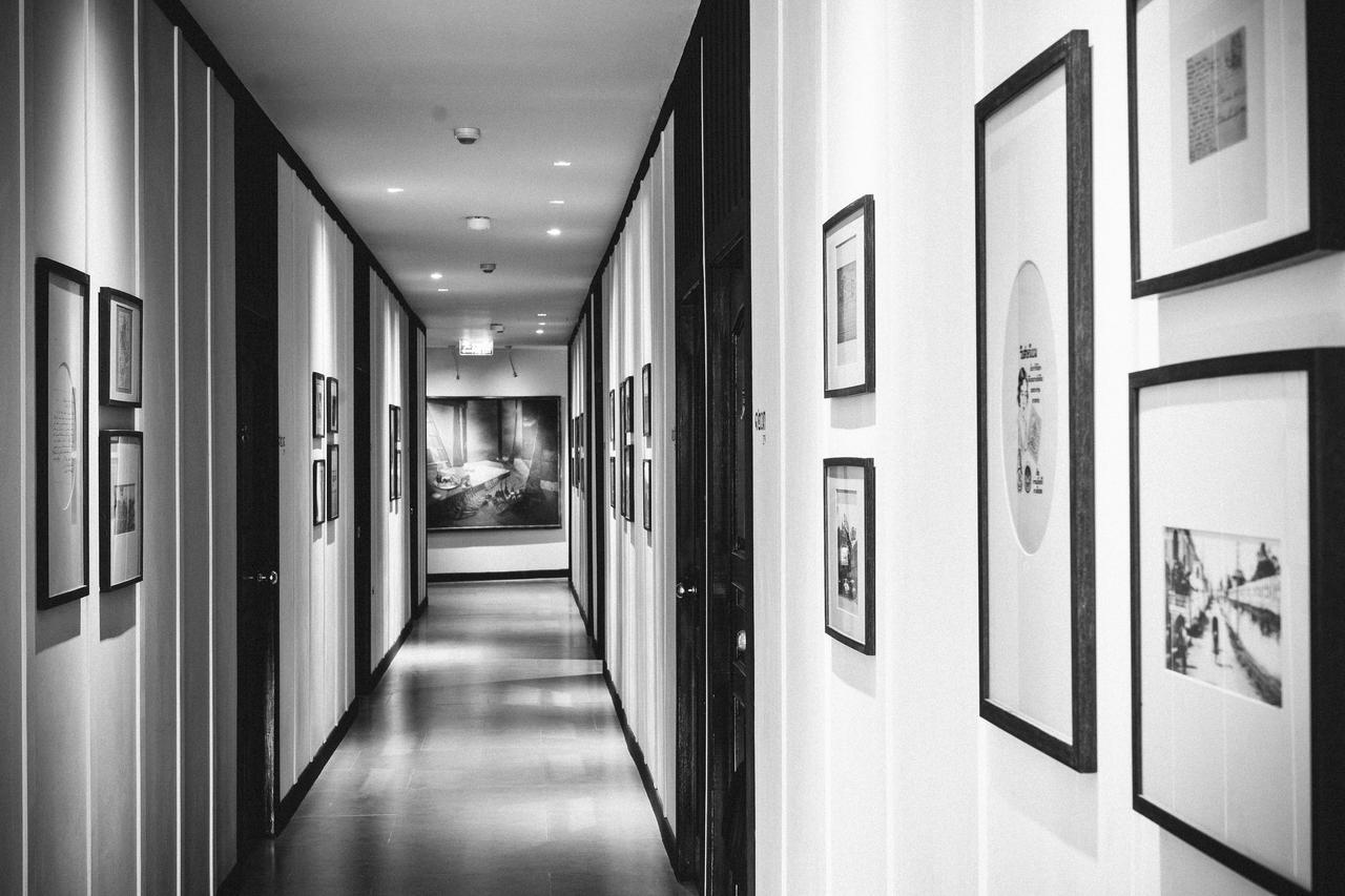 The Raweekanlaya Bangkok Kültér fotó The interior of the gallery
