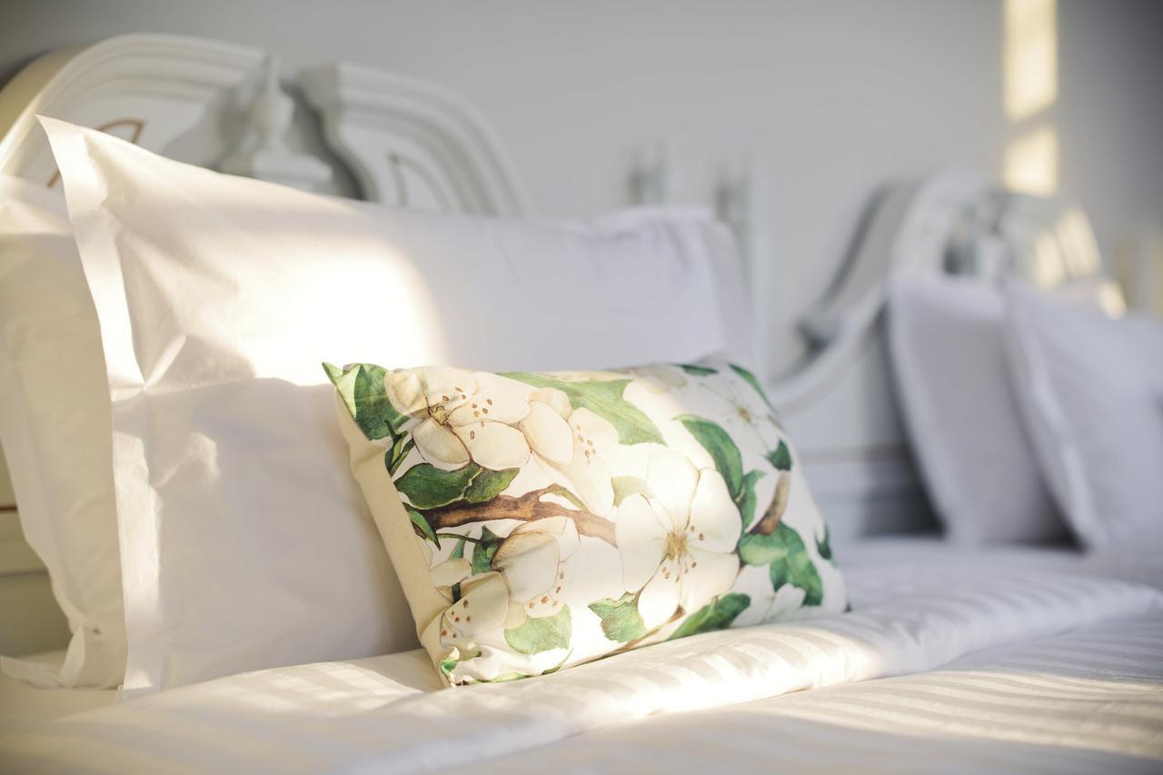 The Raweekanlaya Bangkok Kültér fotó A decorative pillow