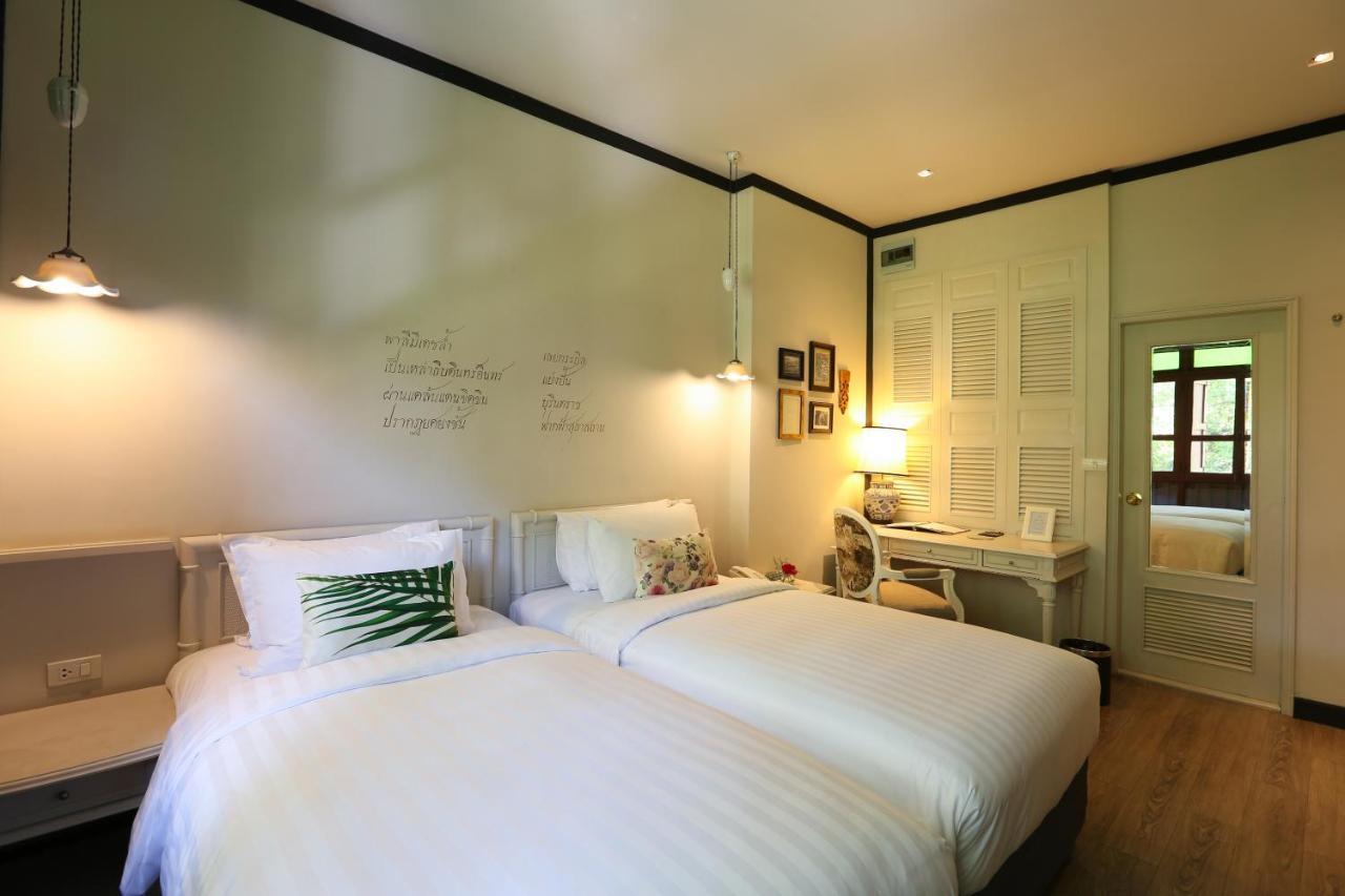 The Raweekanlaya Bangkok Kültér fotó Deluxe Room